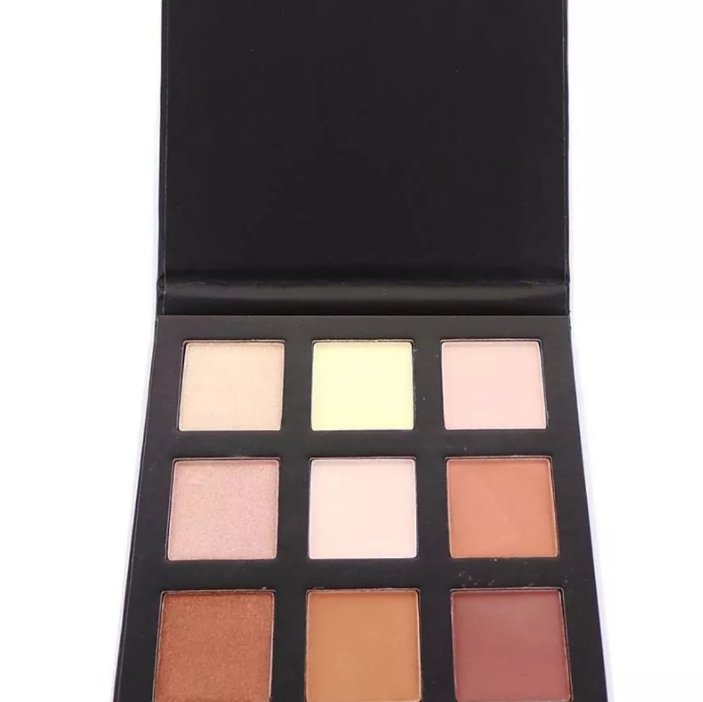 Contour highlighter and eyeshadow palette - Picture 7 of 8
